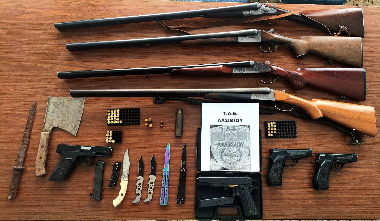 Κρήτη: Σπίτι-οπλοστάσιο ανακάλυψαν οι αστυνομικοί – Χειροπέδες σε ζευγάρι και τον γιο τους