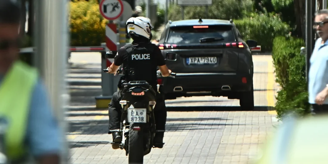 Παλαιό Φάληρο: Βρέθηκαν κηλίδες αίματος στο δώμα που έμενε η οικογένεια -Θα εξεταστεί εάν ανήκουν στο κοριτσάκι