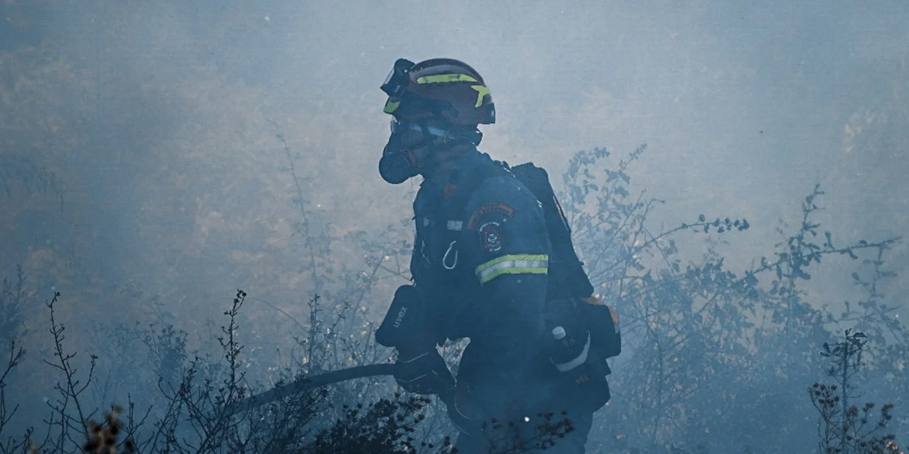 Πυροσβέστης έπεσε σε χαράδρα – Έσπασε το δεξί του γόνατο