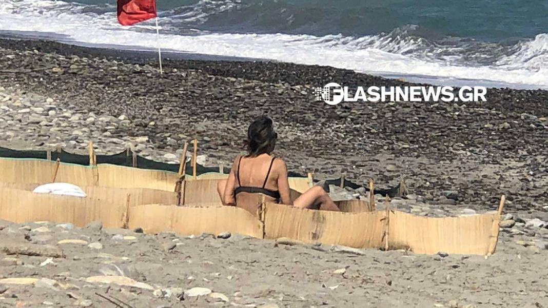Κρήτη: Λουόμενη έκανε ηλιοθεραπεία μέσα σε προστατευμένο χώρο για χελώνες – Εικόνες