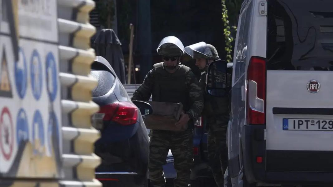 Καισαριανή: Εντοπίστηκαν όπλα και πυρομαχικά σε κάδο σκουπιδιών