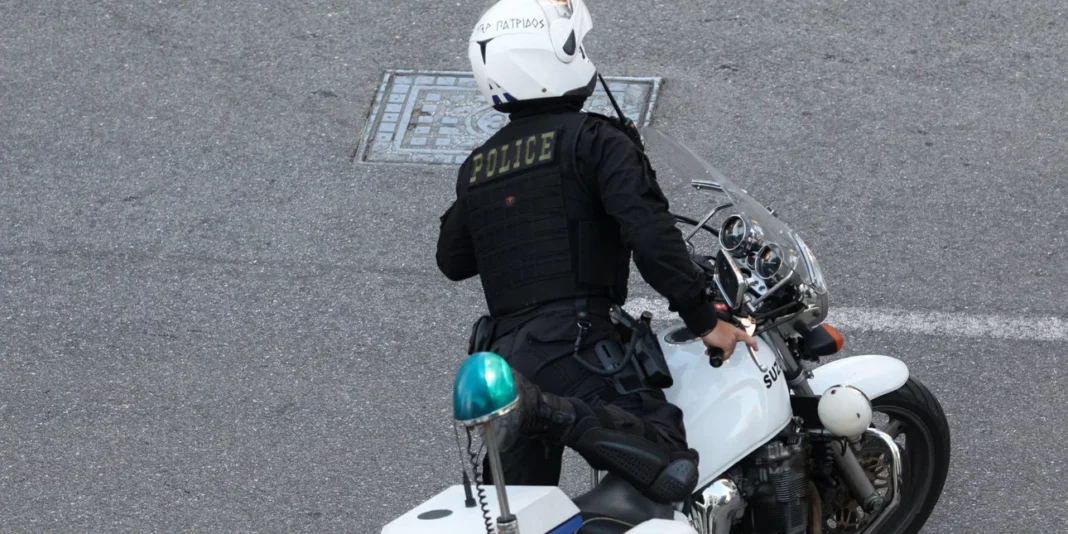 Εξιχνιάστηκαν πέντε περιπτώσεις κλοπών με λεία 3.433 ευρώ και χρυσαφικά αξίας 7.500