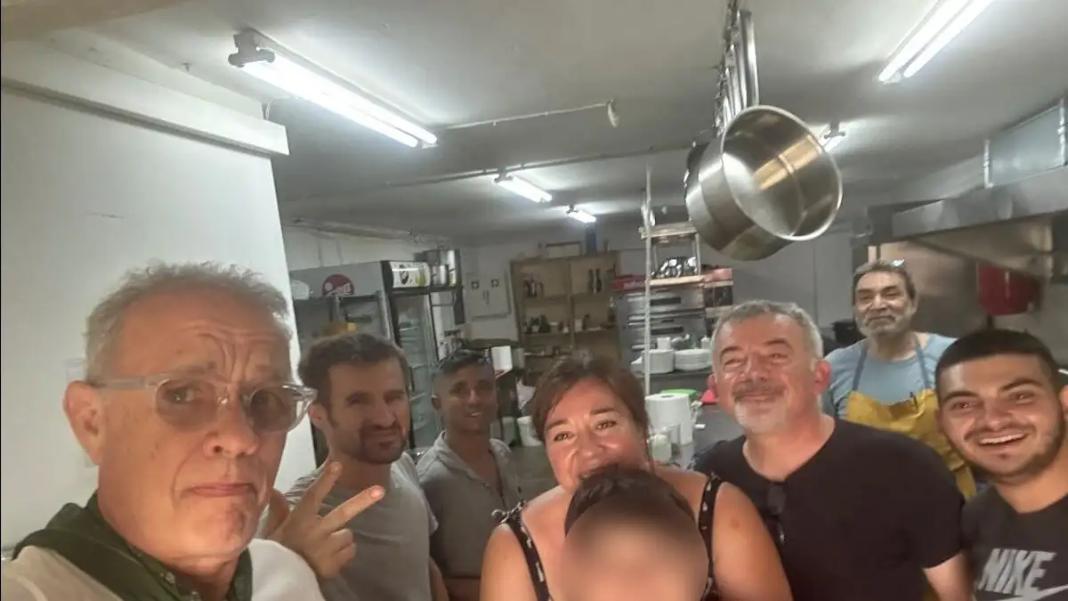 Ο Τομ Χανκς στη Νάξο: Μπήκε στην κουζίνα ταβέρνας και έβγαλε selfie με το προσωπικό