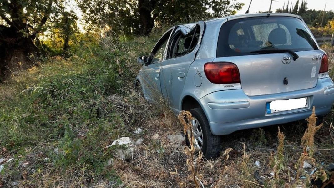 Αυτοκίνητο προσέκρουσε σε στύλο και κατέληξε σε χωράφι – Στο νοσοκομείο μία ανήλικη