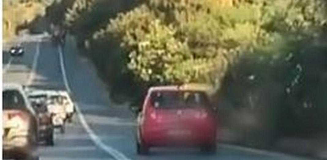 Κίνδυνος θάνατος στον ΒΟΑΚ: Προσπέρασε από δεξιά «ουρά» από αυτοκίνητα (βίντεο)