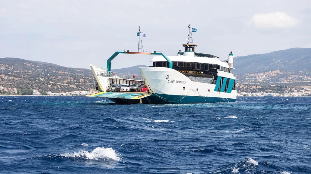 Σενάρια για ανθρώπινο λάθος ή μηχανική βλάβη εξετάζουν οι Αρχές για το πλοίο που προσάραξε σε ξέρα στα Νέα Στύρα