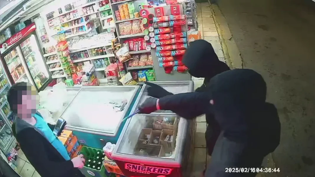 Απειλούσαν με μαχαίρι και λήστευαν περίπτερα και μίνι μάρκετ