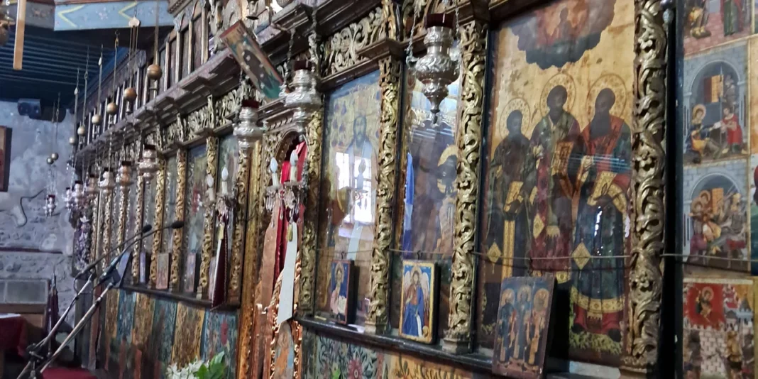 Ενας ναός με ρίζες στην παλαιοχριστιανική εποχή, καλλιτεχνικούς θησαυρούς και επίχρυσο τέμπλο (εικόνες)