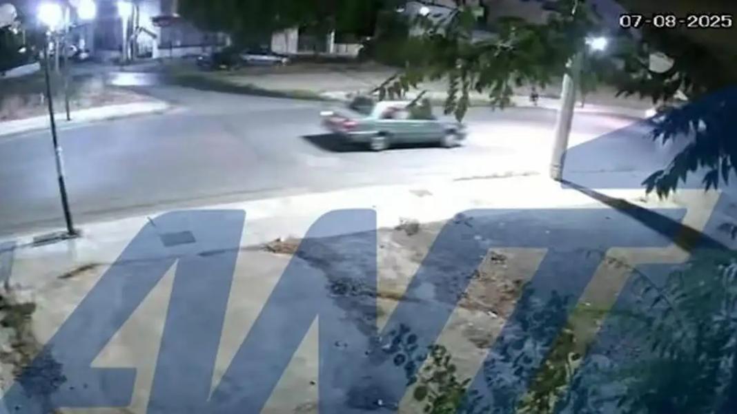 Η στιγμή που το αυτοκίνητο παρέσυρε τη μηχανή και εξαφανίστηκε – Βίντεο