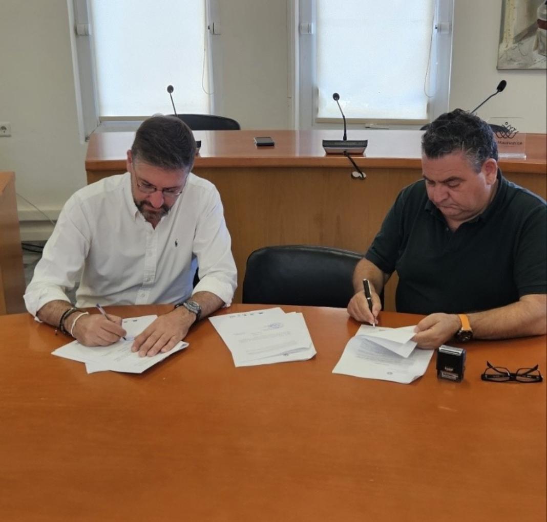 Τη σύμβαση για την κατασκευή πλατείας στο Αμμούδι υπέγραψε ο Δήμαρχος Μαλεβιζίου