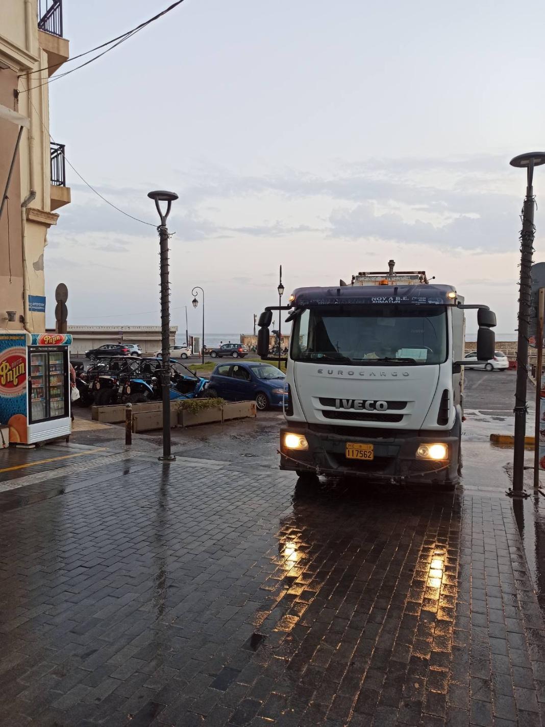 Εργασίες καθαρισμού πλατειών, δρόμων και πεζοδρόμων από την Υπηρεσία Καθαριότητας του Δήμου Ηρακλείου