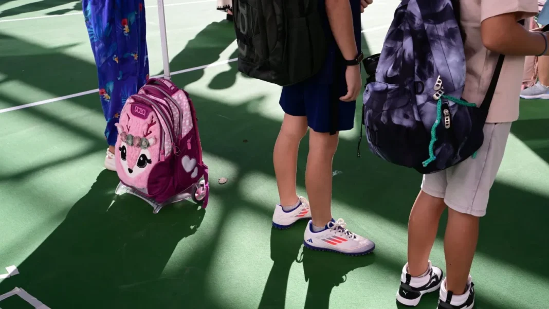 Ανοίγουν τα σχολεία την Πέμπτη – Πρεμιέρα με αλλαγές στη διδακτέα ύλη και πολλαπλό βιβλίο