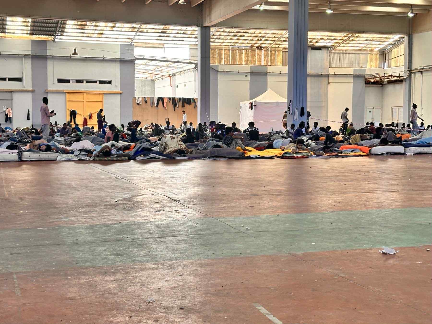 Οι μετανάστες… μεσοτοιχία με τους εργαζόμενους του ΟΑΚ!