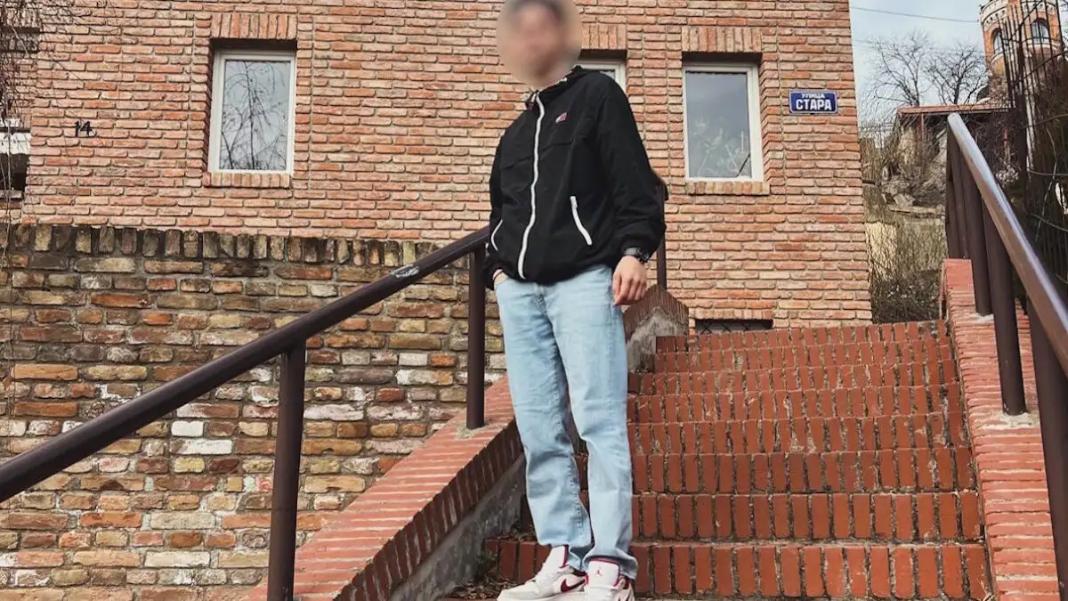 «Όλα είναι ανοιχτά» λέει ο αδελφός του 22χρονου που τον βρήκε αιμόφυρτο με δύο μαχαιριές στον λαιμό