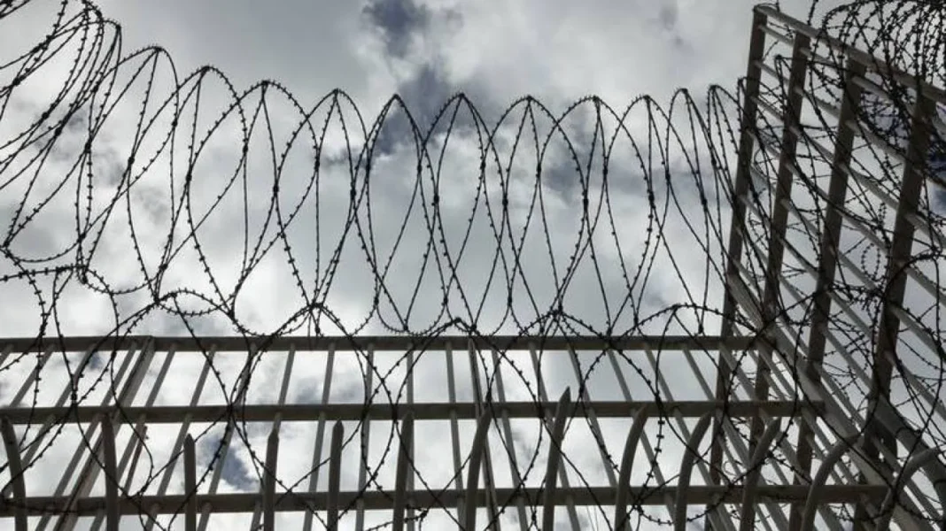 Επεισόδια μεταξύ κρατουμένων και φρουρών στη φυλακή Κασσαβέτειας – Έσπασαν τζάμια και έβαλαν φωτιά