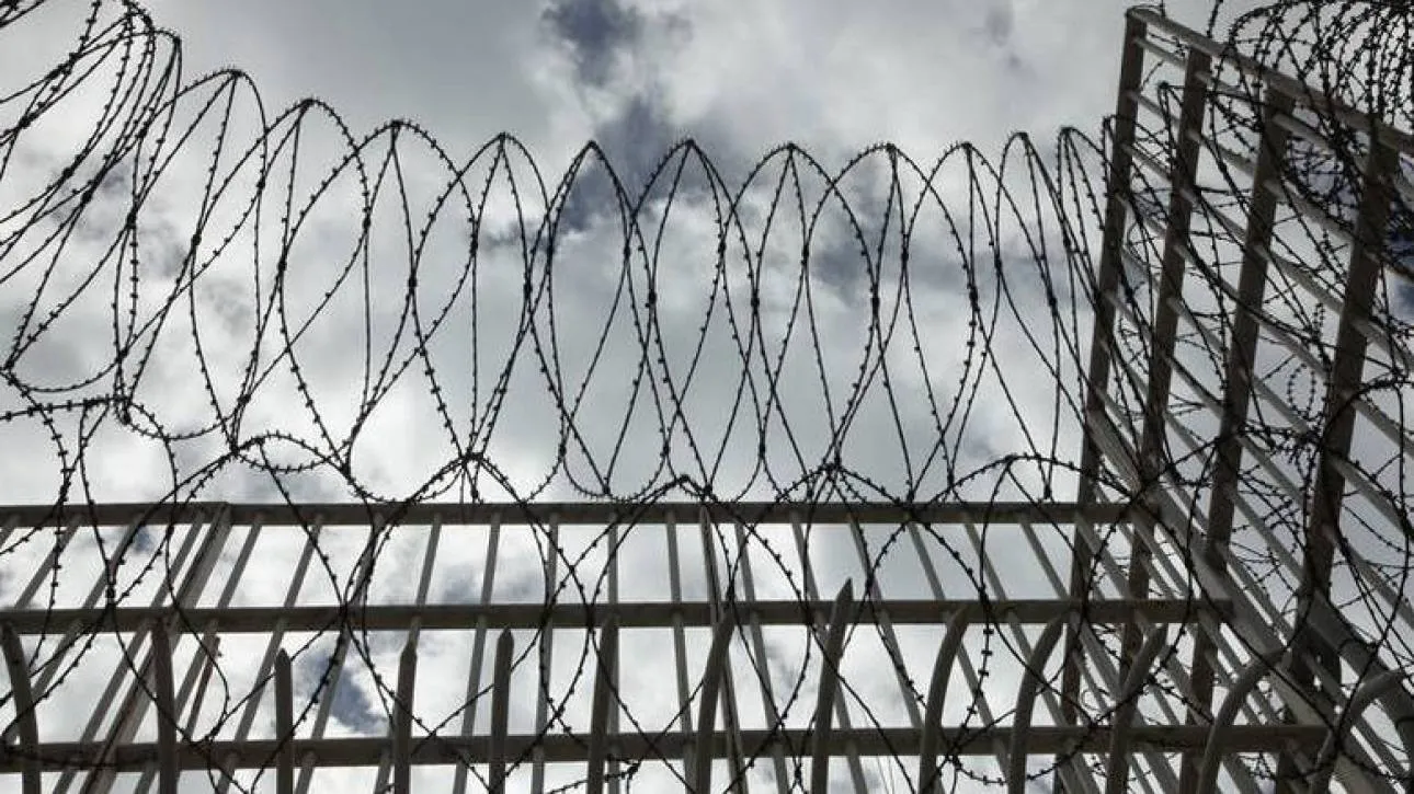 Επεισόδια μεταξύ κρατουμένων και φρουρών στη φυλακή Κασσαβέτειας – Έσπασαν τζάμια και έβαλαν φωτιά