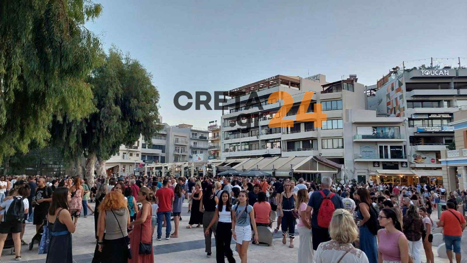 Ηράκλειο: Πλήθος κόσμου στην πλατεία Ελευθερίας για την τραγωδία των Τεμπών