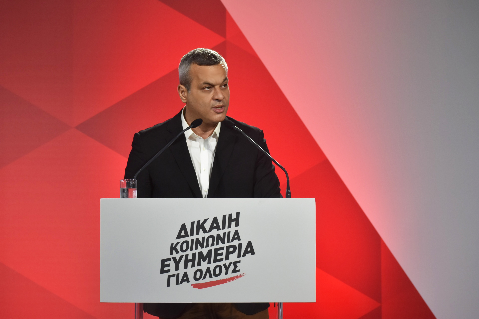 Στη χώρα των υπερπλεονασμάτων η πλειοψηφία των πολιτών “ζει” ελλειμματικά
