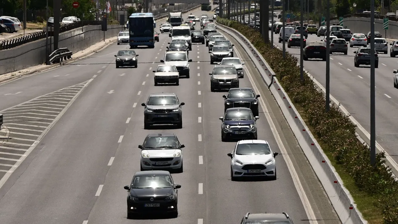 Τέλη κυκλοφορίας που δεν έχουν πληρωθεί: Σε ποιους θα στείλει «ραβασάκια» η εφορία