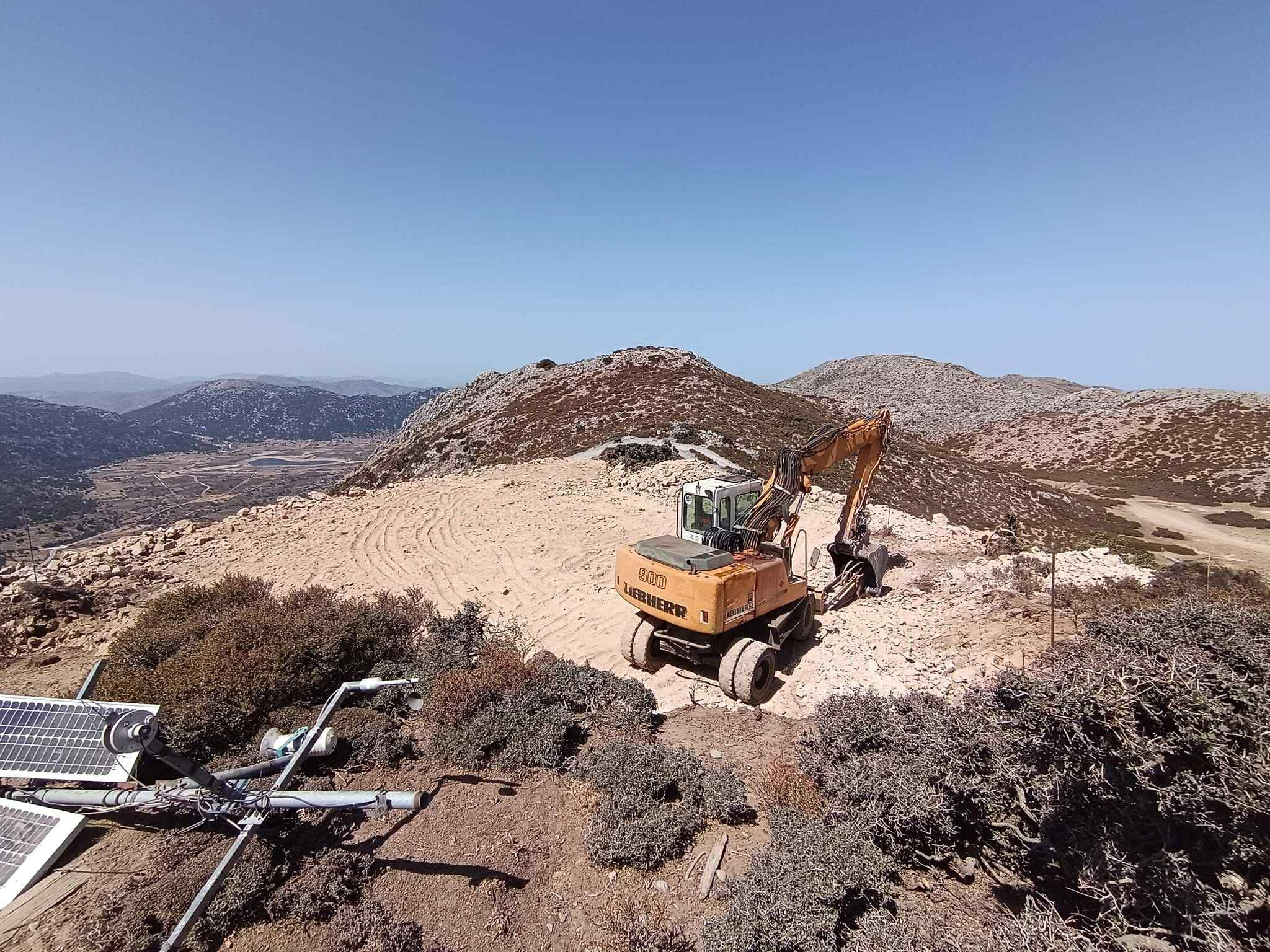 Και ξαφνικά…. ένας φορτωτής γκρέμισε τον σταθμό μέτρησης χιονιού στα Λευκά Όρη!