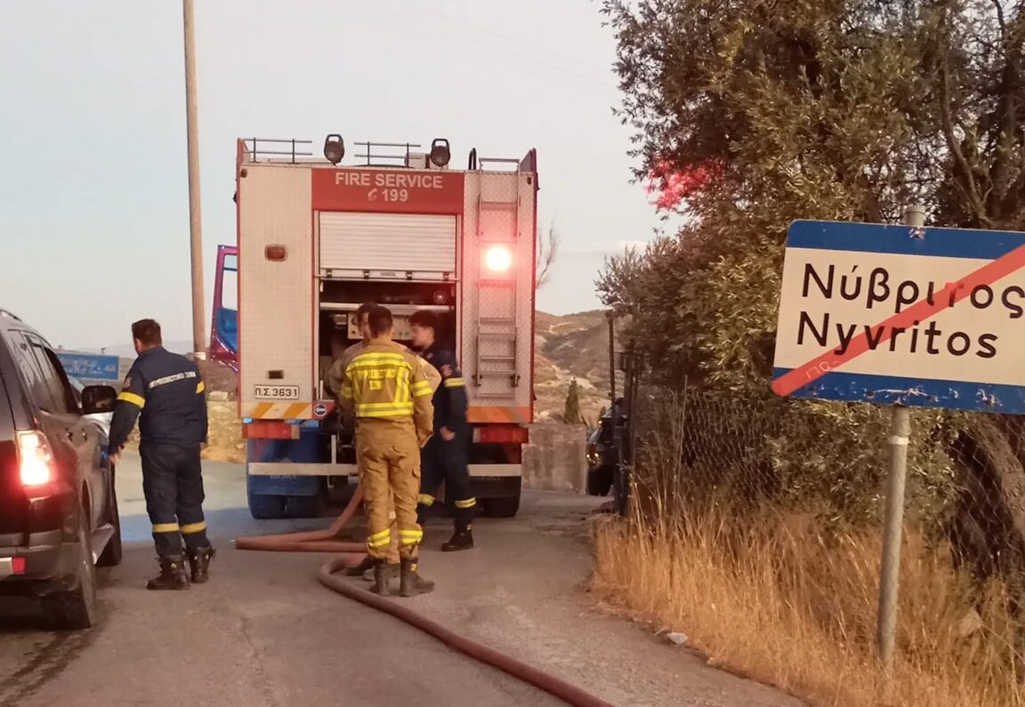 Έσβησε η φωτιά στη Νύβριτο αλλά παραμένουν σε επιφυλακή οι πυροσβέστες