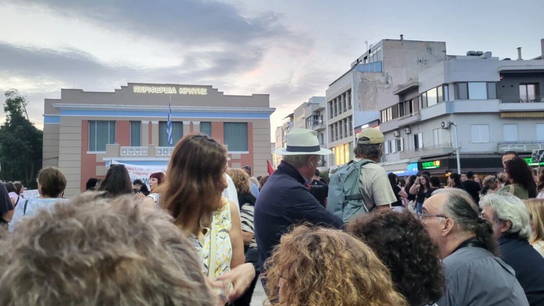 «Θα φτάσω μέχρι τέλους» λέει ο Πάνος Ρούτσι – Πλήθος κόσμου στη συγκέντρωση αλληλεγγύης στο Ηράκλειο