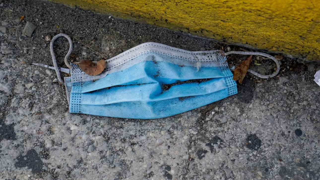 Χημική ωρολογιακή βόμβα οι μάσκες μίας χρήσης που χρησιμοποιήθηκαν στην πανδημία