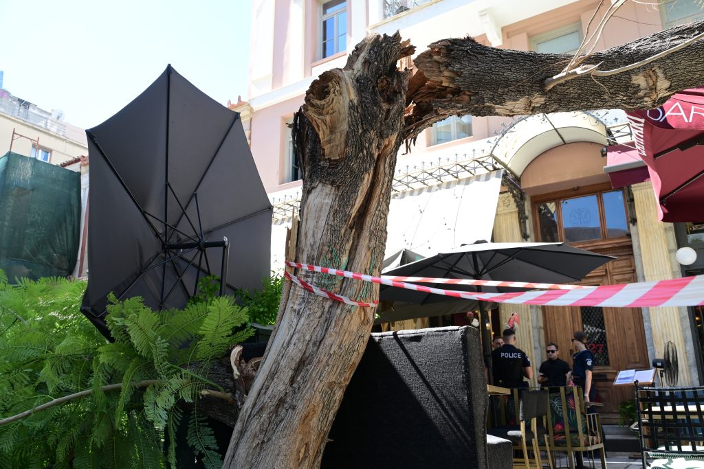 Δύο τραυματίες από πτώση δέντρου στο κέντρο της Αθήνας