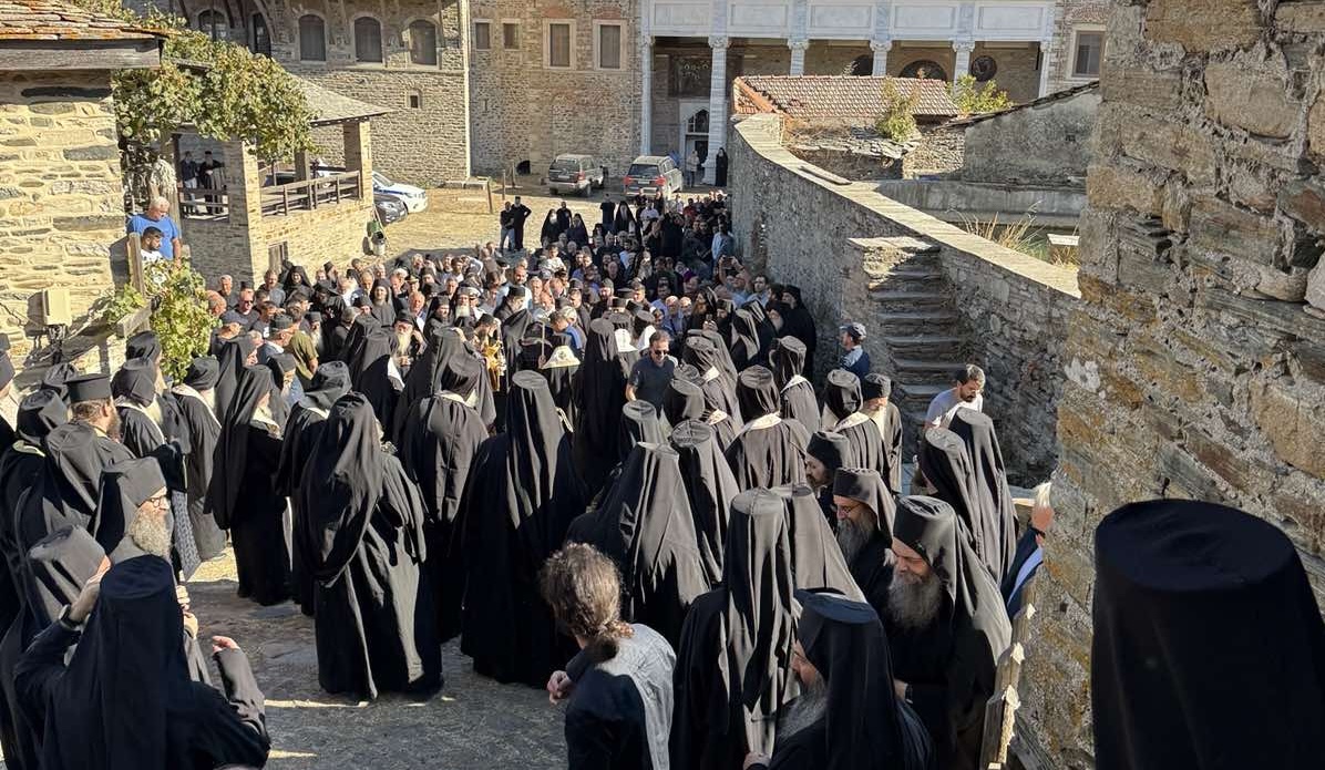 Συγκίνηση και τιμές στην εξόδιο Ακολουθία του Κρητικού Αγιορείτη Γέροντα Βασίλη Γοντικάκη