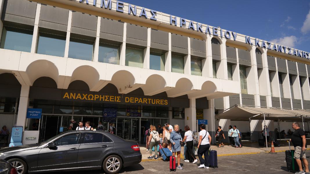Αεροδρόμιο Ηρακλείου: Τουρίστας έχασε τη σύζυγό του μέσα στο πλήθος – Το μήνυμα που του έστειλε