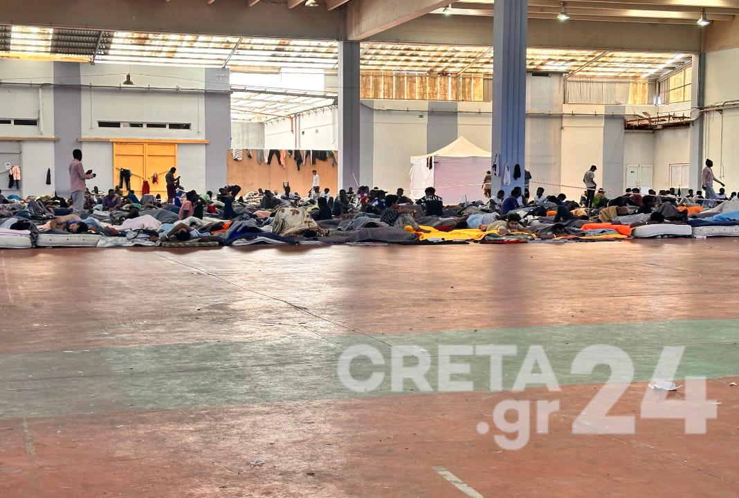Απίστευτες εικόνες στην Αγυιά: Στοιβαγμένοι εκατοντάδες μετανάστες σε συνθήκες υγειονομικής βόμβας – Δύσκολη κατάσταση και στο Ηράκλειο