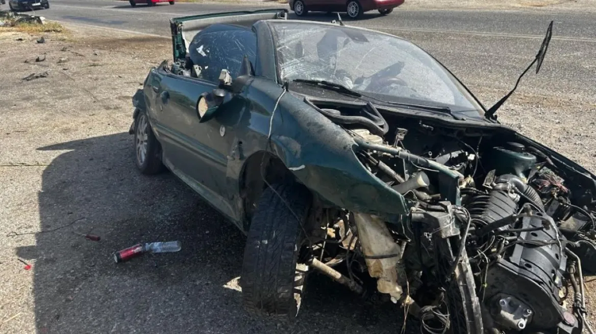 Σοβαρό τροχαίο με μεθυσμένο οδηγό: Το αυτοκίνητο μετατράπηκε σε άμορφη μάζα, νοσηλεύονται οι επιβαίνοντες