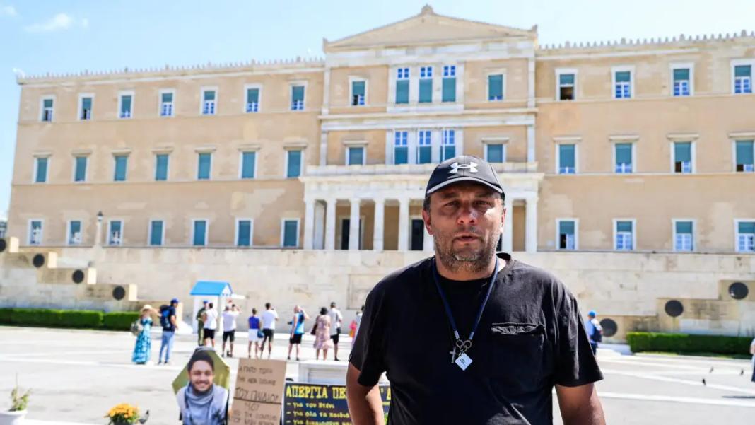 Τέμπη: Πατέρας θύματος κάνει απεργία πείνας και δίψας μπροστά στη Βουλή ζητώντας την εκταφή της σορού του παιδιού του