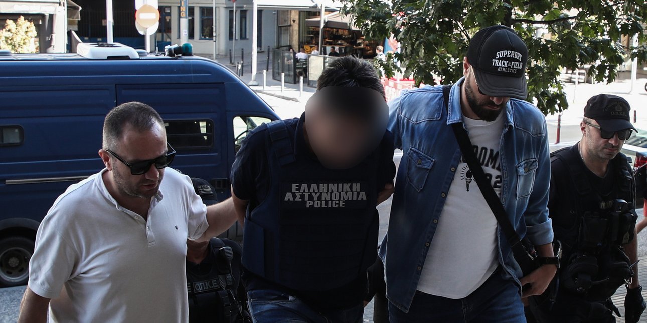 Στον εισαγγελέα με ισχυρές αστυνομικές δυνάμεις και αλεξίσφαιρο ο 50χρονος που έπνιξε την αδερφή του