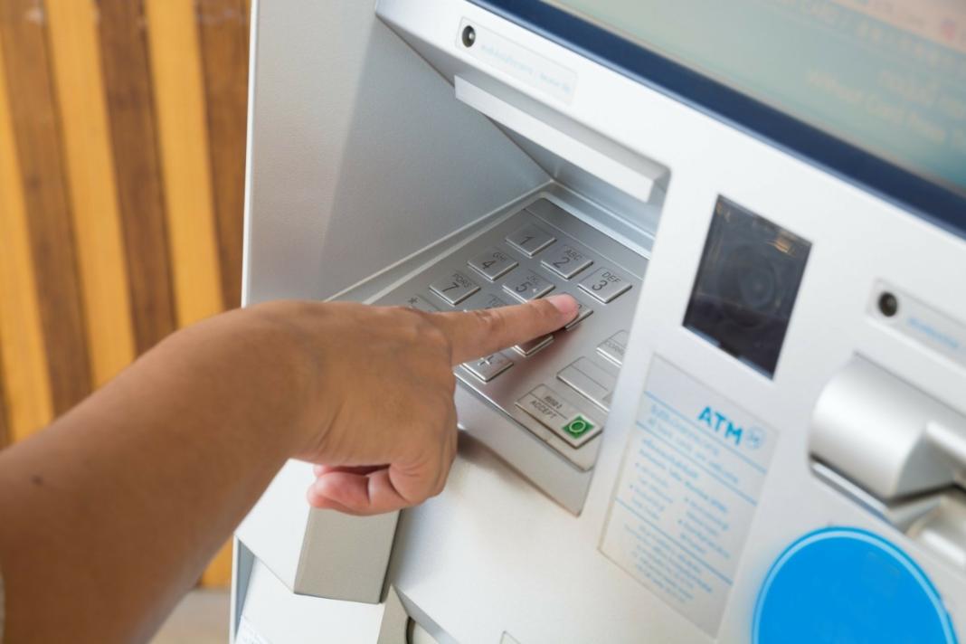 Καμπανάκι από την Εφορία για τους κοινούς τραπεζικούς λογαριασμούς – Οι κίνδυνοι και τα πρόστιμα
