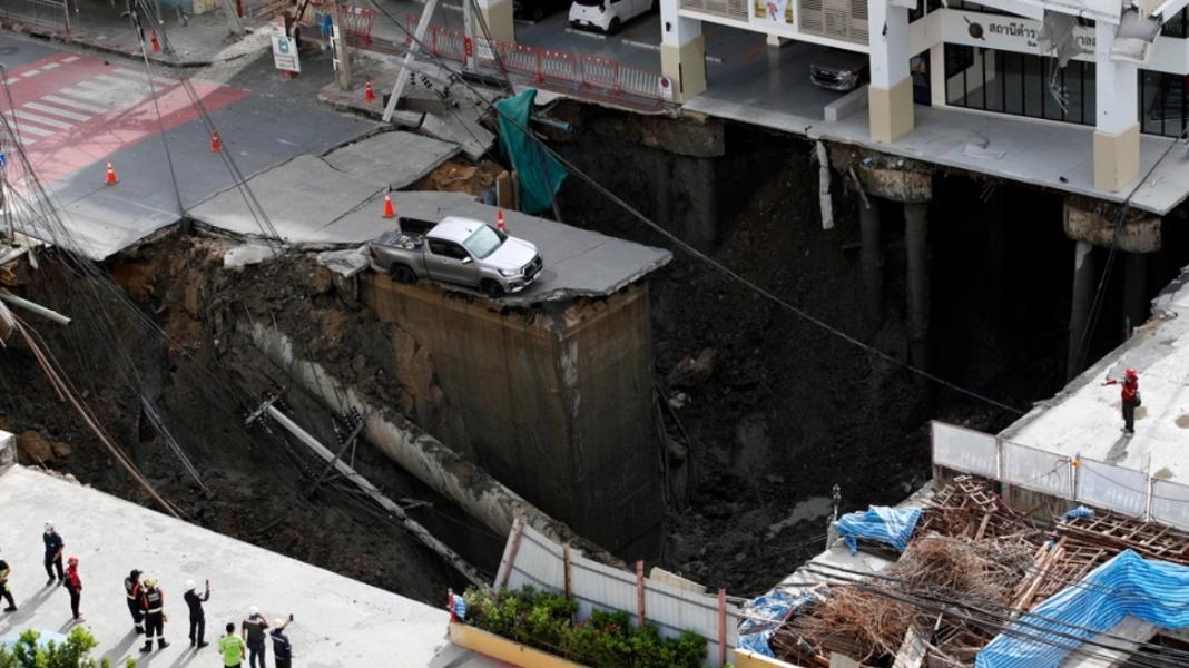 Ταϊλάνδη: Τεράστια τρύπα βάθους 50 μέτρων άνοιξε μπροστά από νοσοκομείο