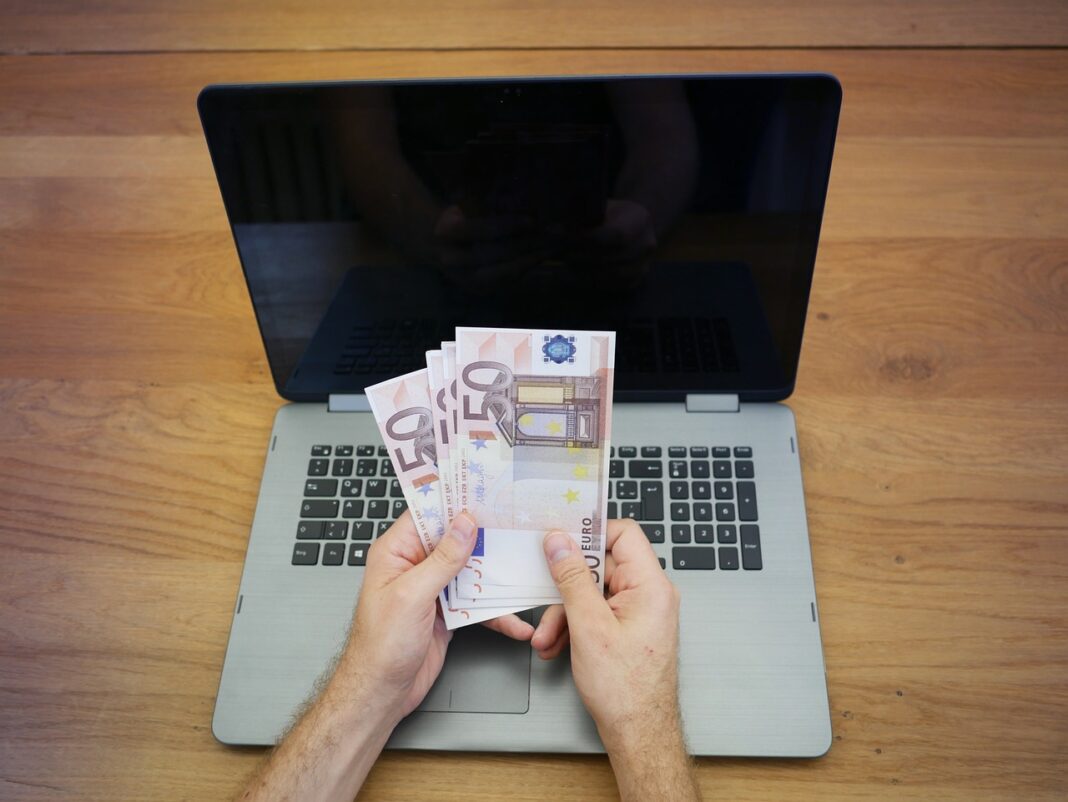Διευθυντές υπουργείων-δημόσιων υπηρεσιών «ξέπλεναν» μαύρο χρήμα μέσω στοιχηματικών εταιρειών