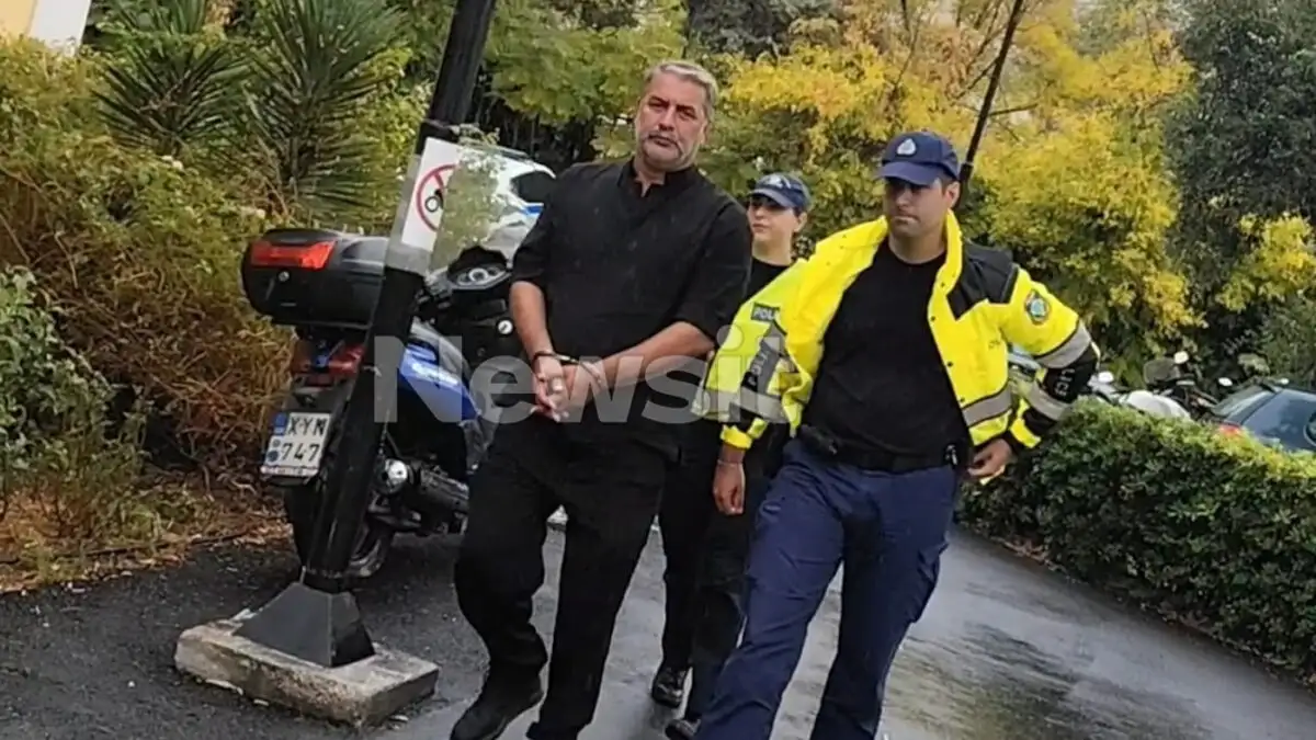Βασίλης Μπισμπίκης: Η στιγμή που οδηγείται στην Ευελπίδων με χειροπέδες