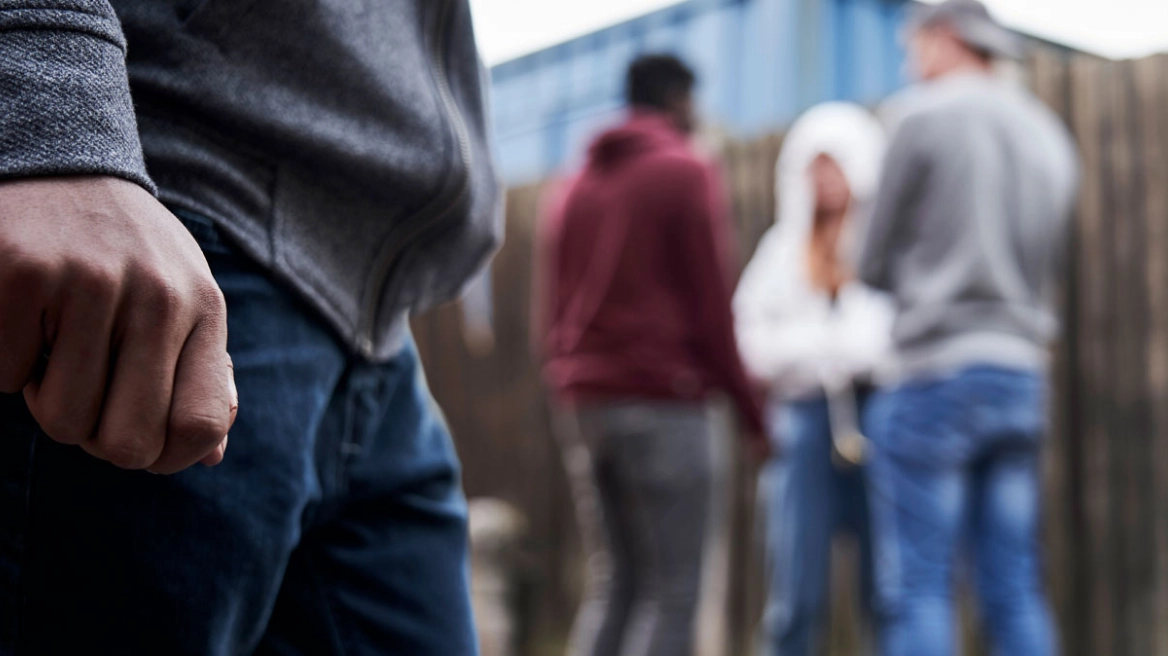 Ανήλικοι επιτέθηκαν και τραυμάτισαν 15χρονο σε πλατεία