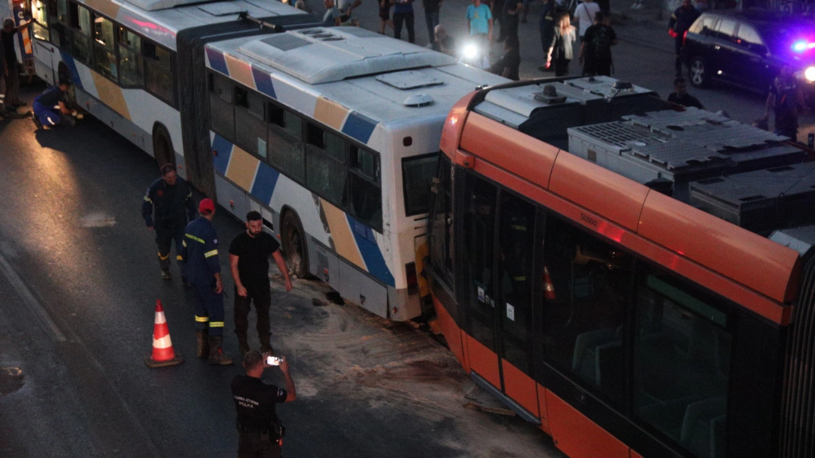 Σκηνές τρόμου στον Πειραιά στο τροχαίο με τους 30 τραυματίες – Πώς έγινε η σύγκρουση τραμ με λεωφορείο