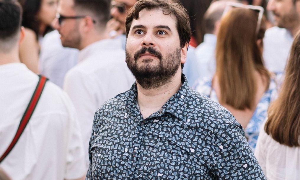 Η Pizza Fan απέλυσε τον κωμικό Πάρι Ρούπο -Τα σχόλιά του για την ελληνική σημαία, οι αντιδράσεις στα social και η απάντηση του