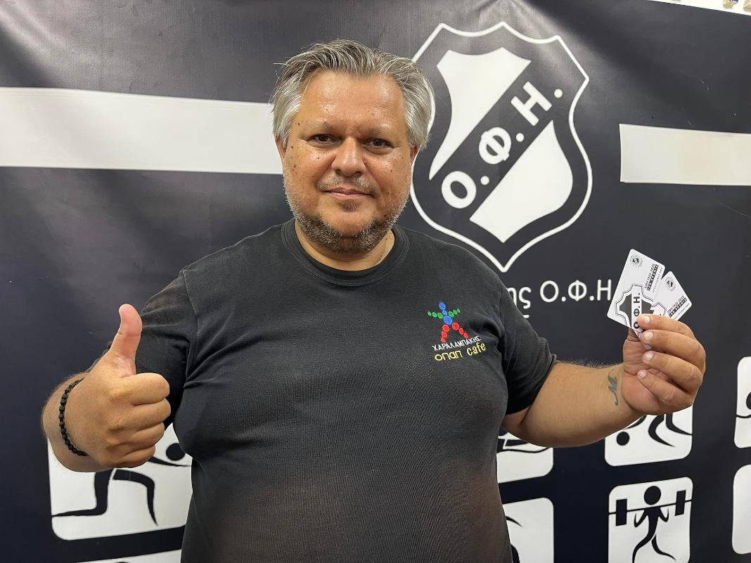 Ο Δημήτρης Χαραλαμπάκης πήρε την κάρτα ενίσχυσης της ομάδας βόλεϊ του ΟΦΗ – Στήριξε και εσύ την προσπάθεια