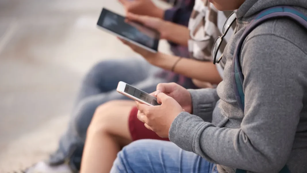 Social Media: Μέσω Kids Wallet ο περιορισμός πρόσβασης των ανηλίκων – «Κλειδί» ο ρόλος των γονέων