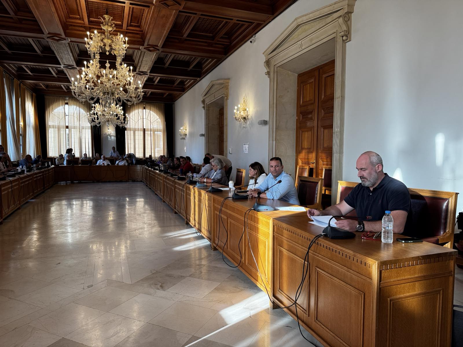 Ηράκλειο: Οι εργαζόμενοι απαντούν στον Αντιδήμαρχο Καθαριότητας με φόντο του γεμάτους κάδους της ανακύκλωσης