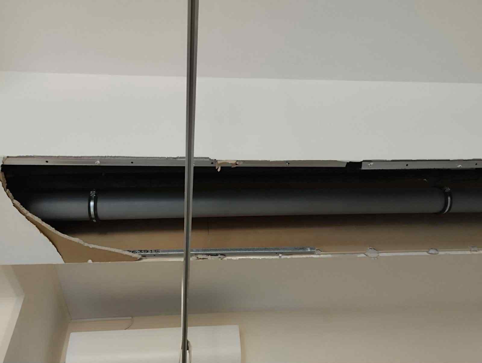 ΠΑΓΝΗ: Έπεσε τμήμα οροφής σε κλινική και καταπλάκωσε ασθενή!