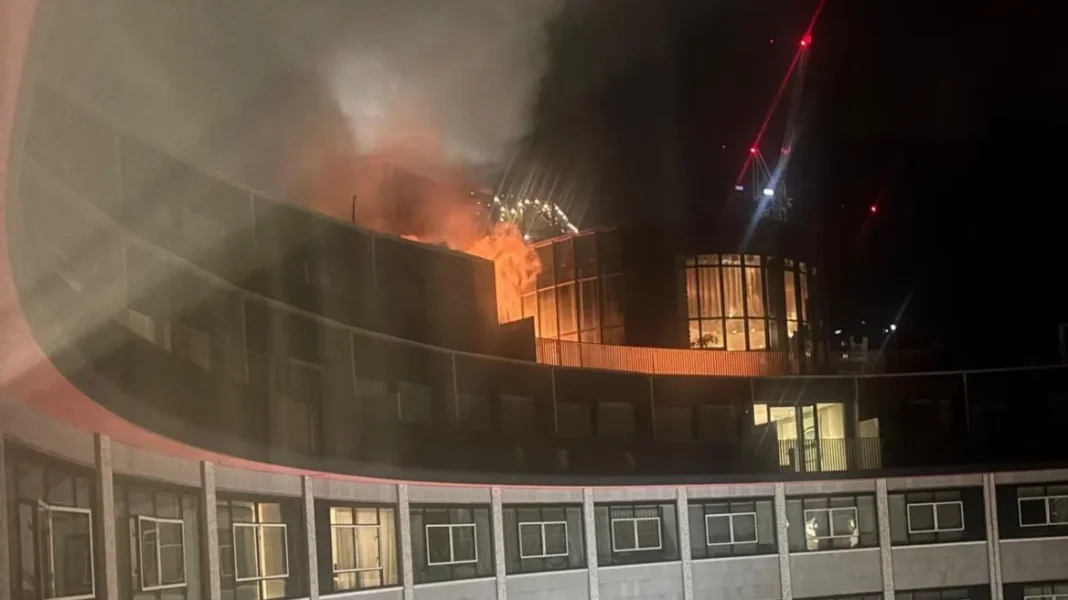 Πυρκαγιά σε εννιαώροφο κτίριο στο White City του Λονδίνου – Επιχειρούν 100 πυροσβέστες