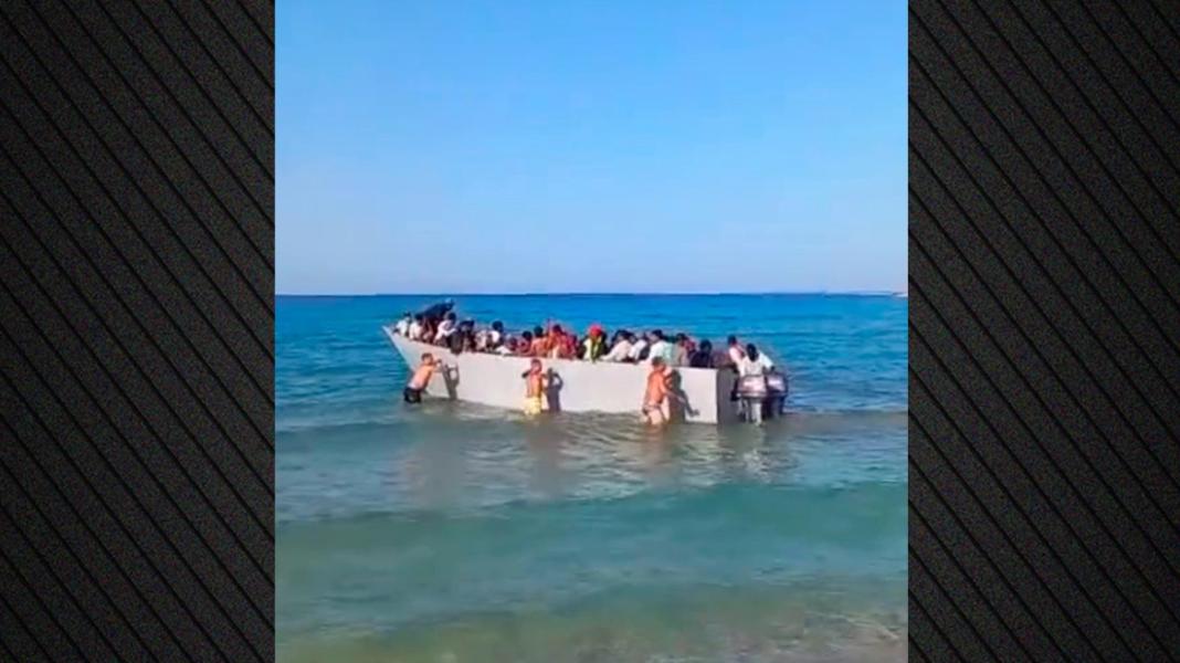 Λουόμενοι διώχνουν μετανάστες που φτάνουν στη Γαύδο – Δείτε παραλία του νησιού γεμάτη βάρκες
