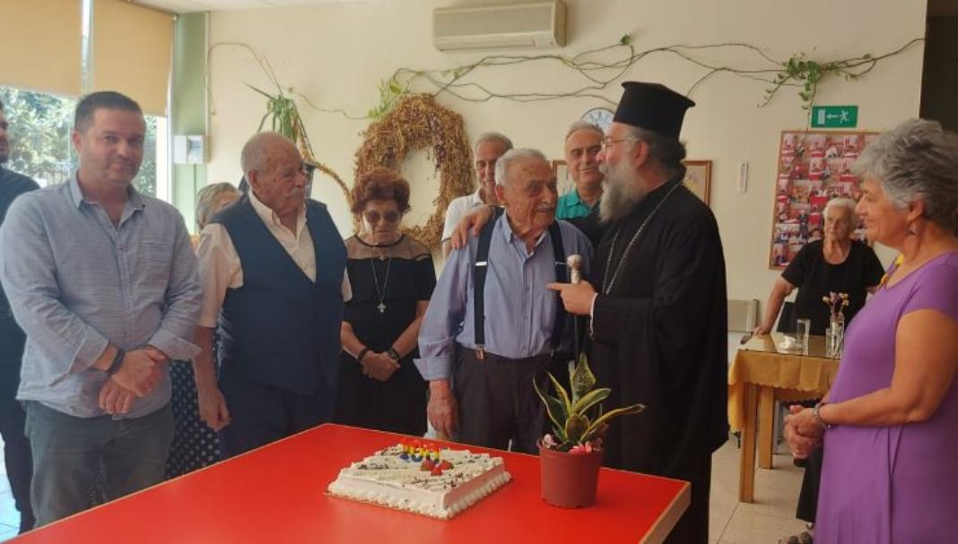 Παππούς από το Ρέθυμνο γιόρτασε τα 100 του χρόνια – Τα 3 κεράκια στην τούρτα των γενεθλίων και η έκπληξη