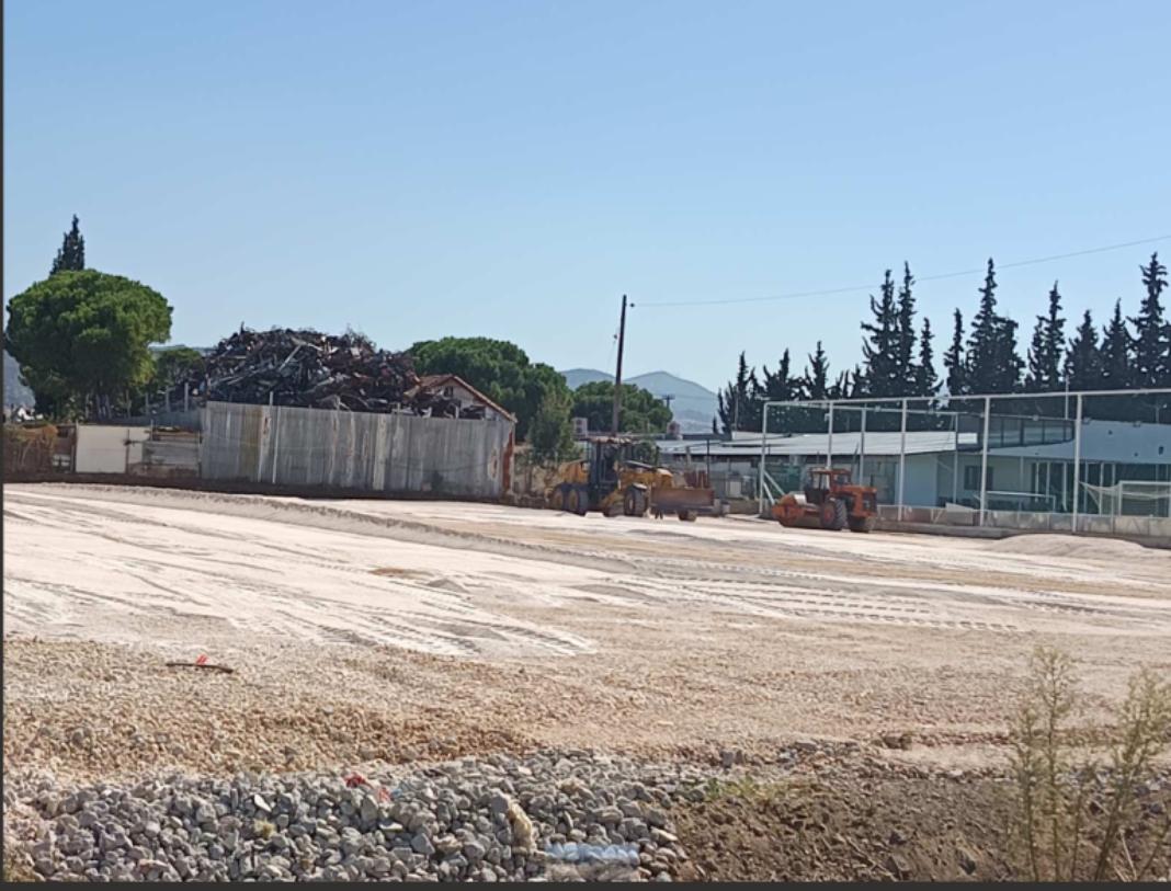 Κατασκεύαζε αυθαίρετα ποδοσφαιρικό γήπεδο σε κοίτη ρέματος