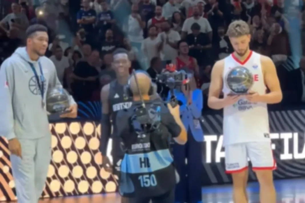 EuroBasket 2025: Αυτό είναι το βίντεο από τη μη χειραψία Γιάννη – Σενγκούν στην απονομή της κορυφαίας πεντάδας